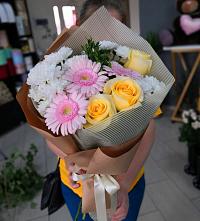Букет цветов из:  Герберы, Розы и Хризантемы в Елизово