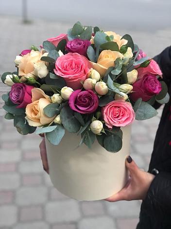 Цветочная композиция из Розы в шляпной коробке в Елизово