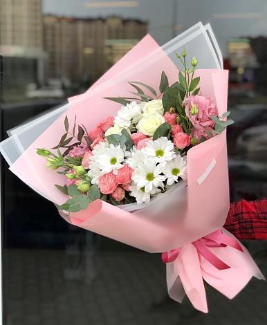 Букет цветов из: Розы, Лизиантусы и Хризантемы в Елизово